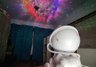 Projetor Astronauta c/ galáxia e estrelas, luz noturna