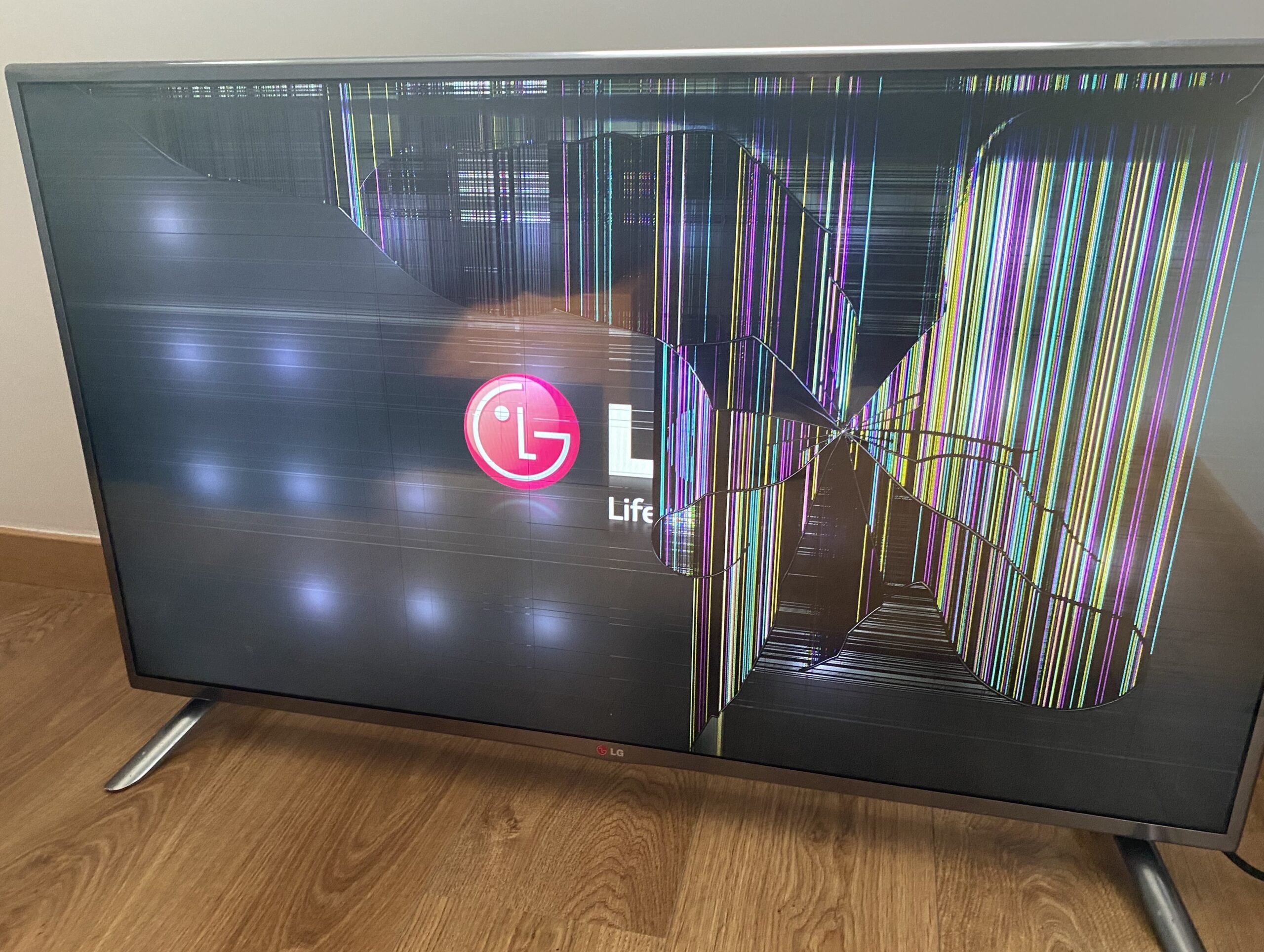 Televisão LG 42″ com ecrã partido