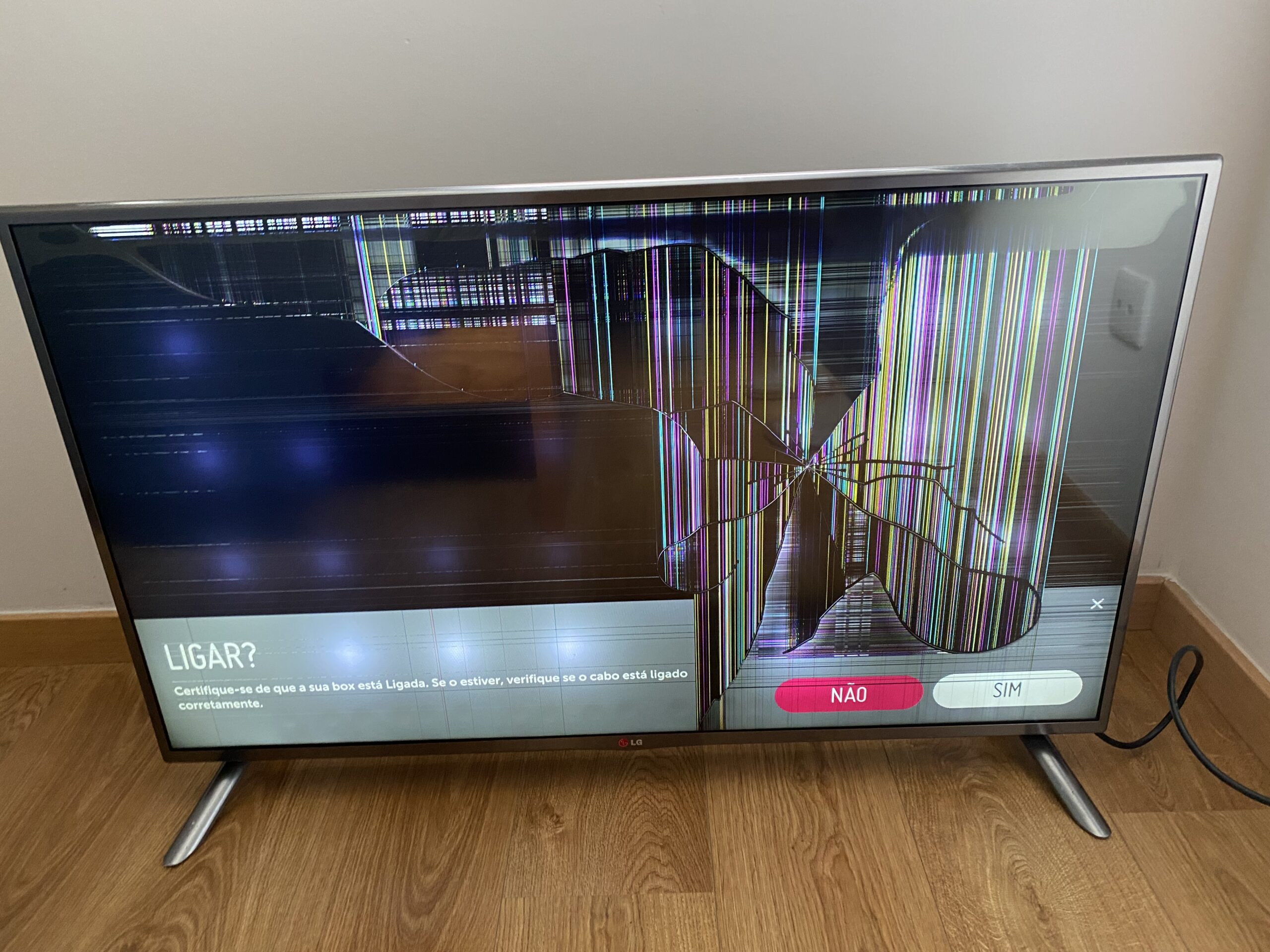 Televisão LG 42″ com ecrã partido