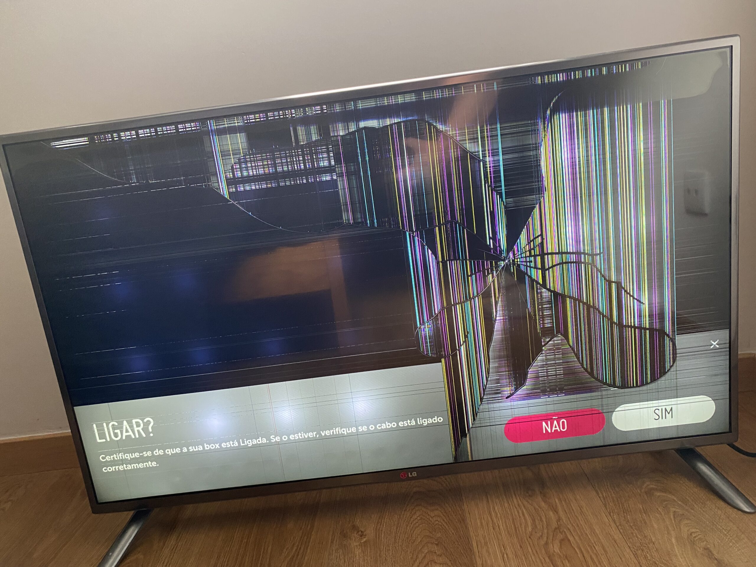 Televisão LG 42″ com ecrã partido