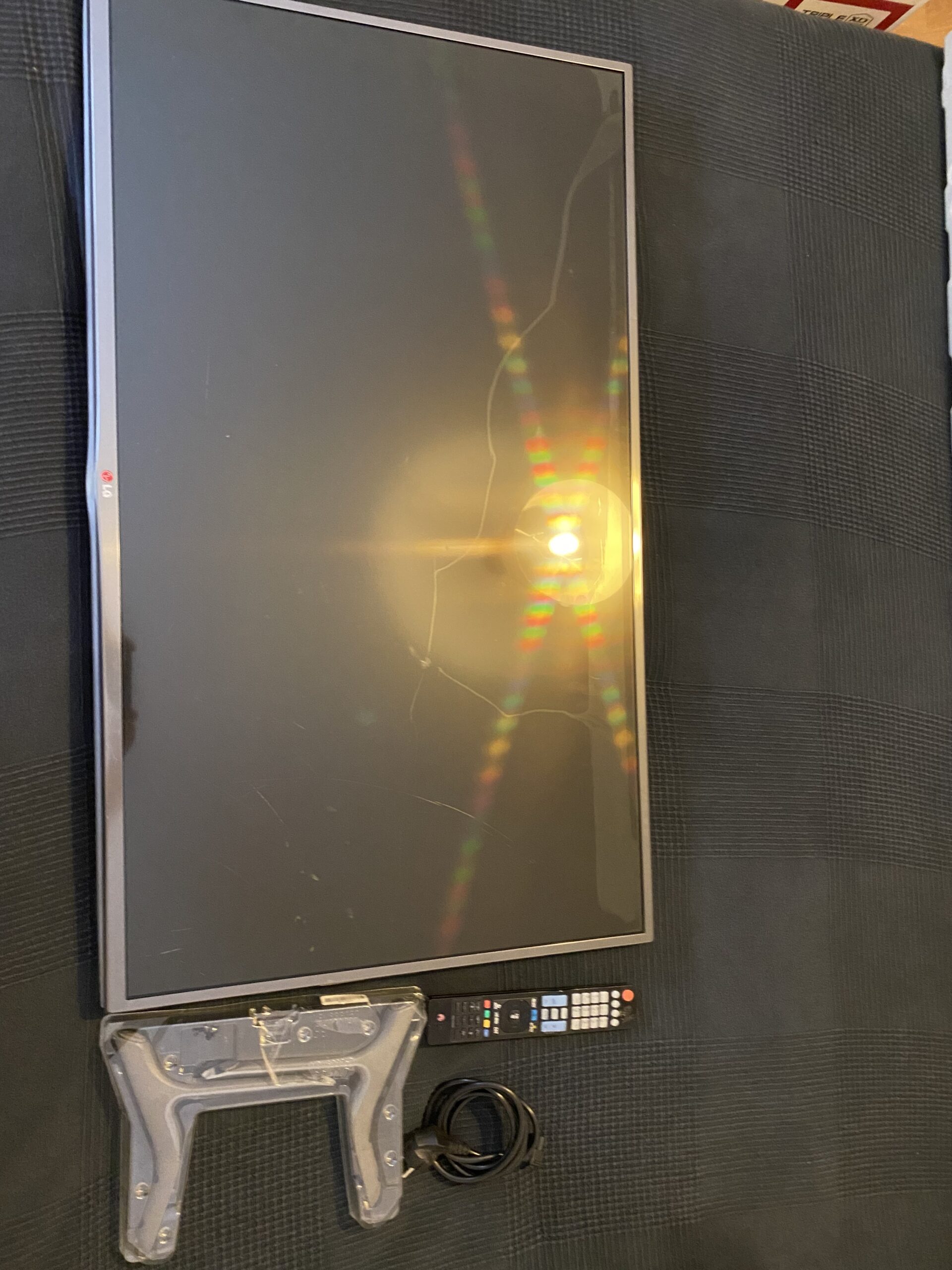 Televisão LG 42″ com ecrã partido