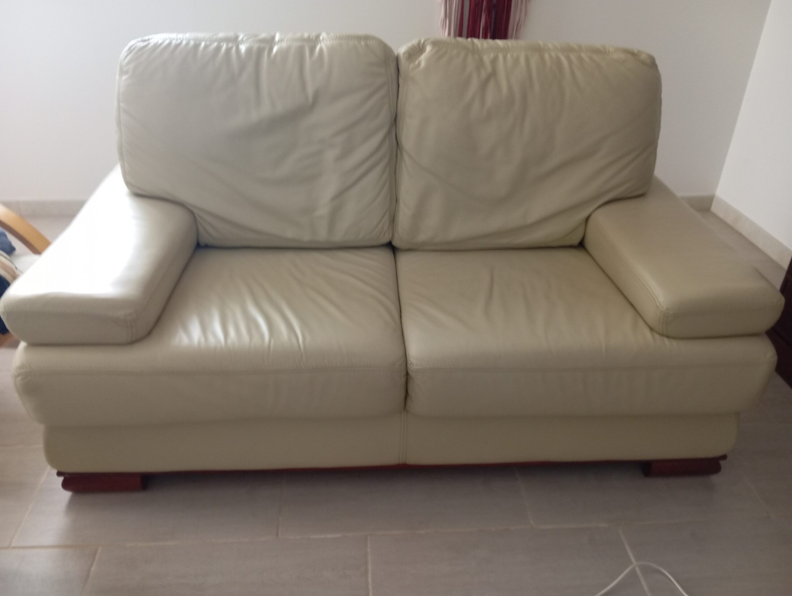 2 Sofás em pele como novos